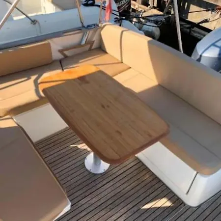 Nuit Sur Un Bateau A Giens Båthotell *