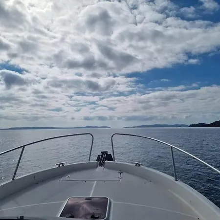 Nuit Sur Un Bateau A Giens Båthotell *